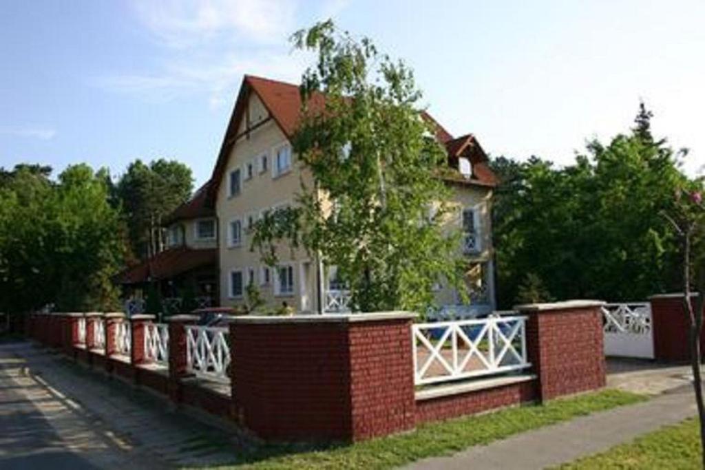 Hotel Francoise Balatonlelle Ngoại thất bức ảnh