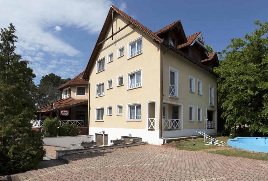 Hotel Francoise Balatonlelle Ngoại thất bức ảnh