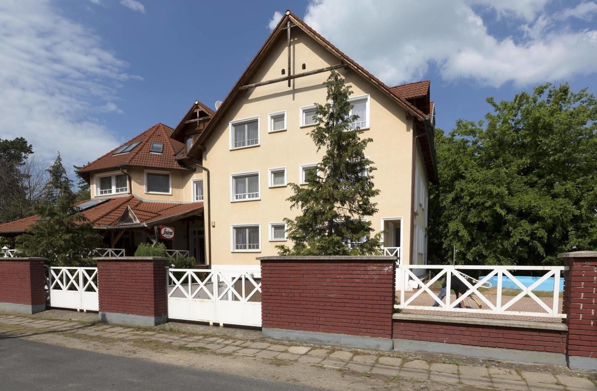 Hotel Francoise Balatonlelle Ngoại thất bức ảnh