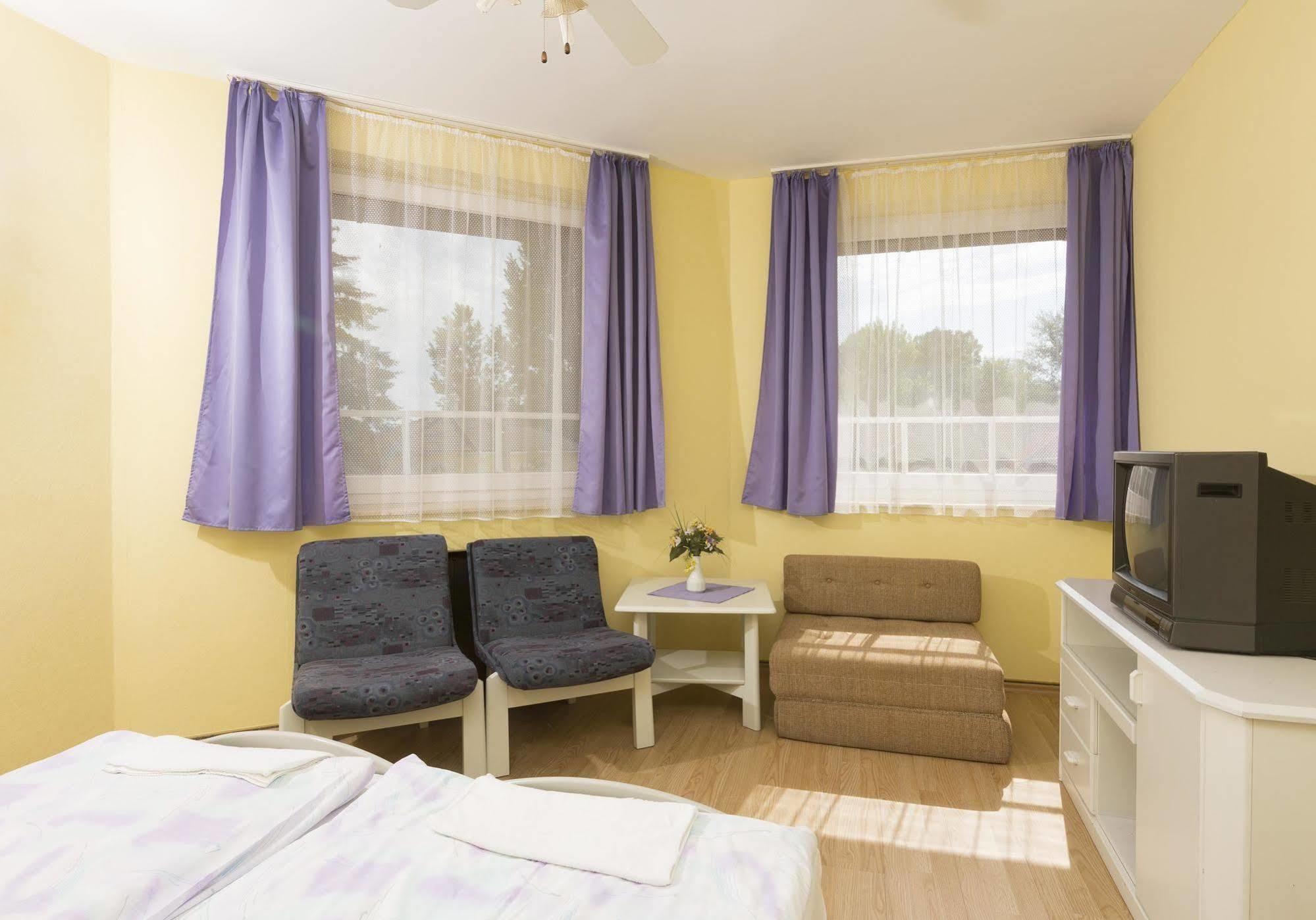 Hotel Francoise Balatonlelle Ngoại thất bức ảnh