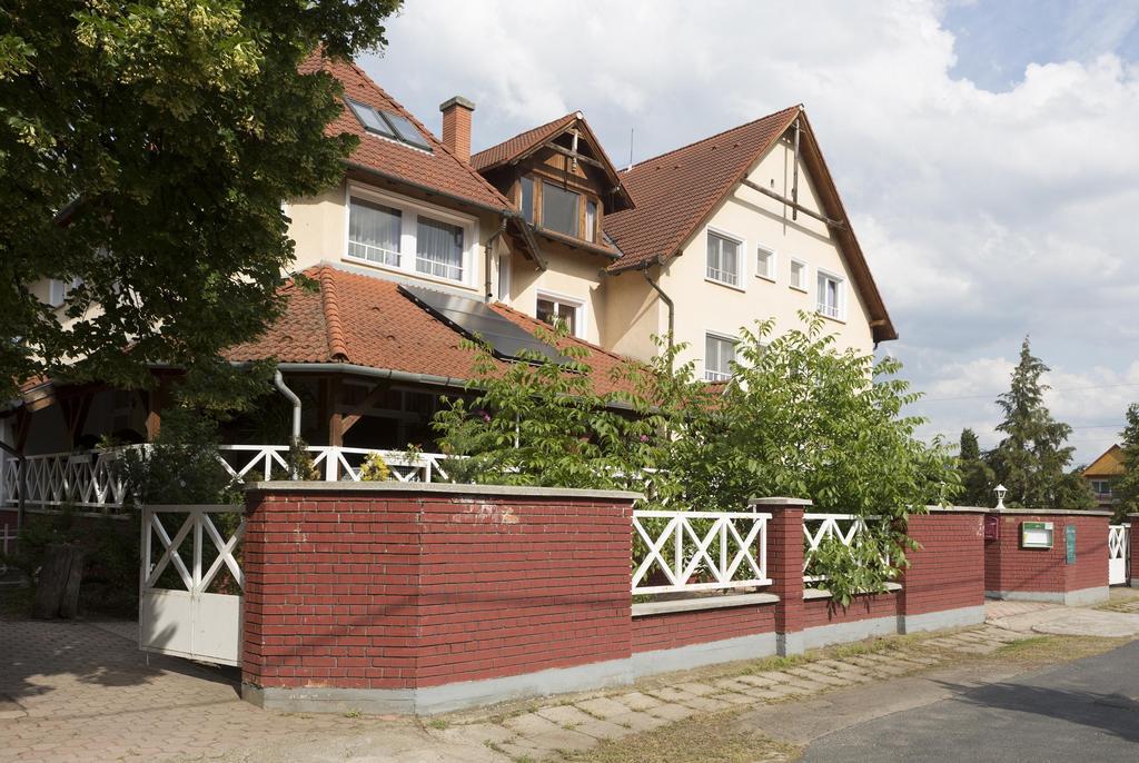 Hotel Francoise Balatonlelle Ngoại thất bức ảnh